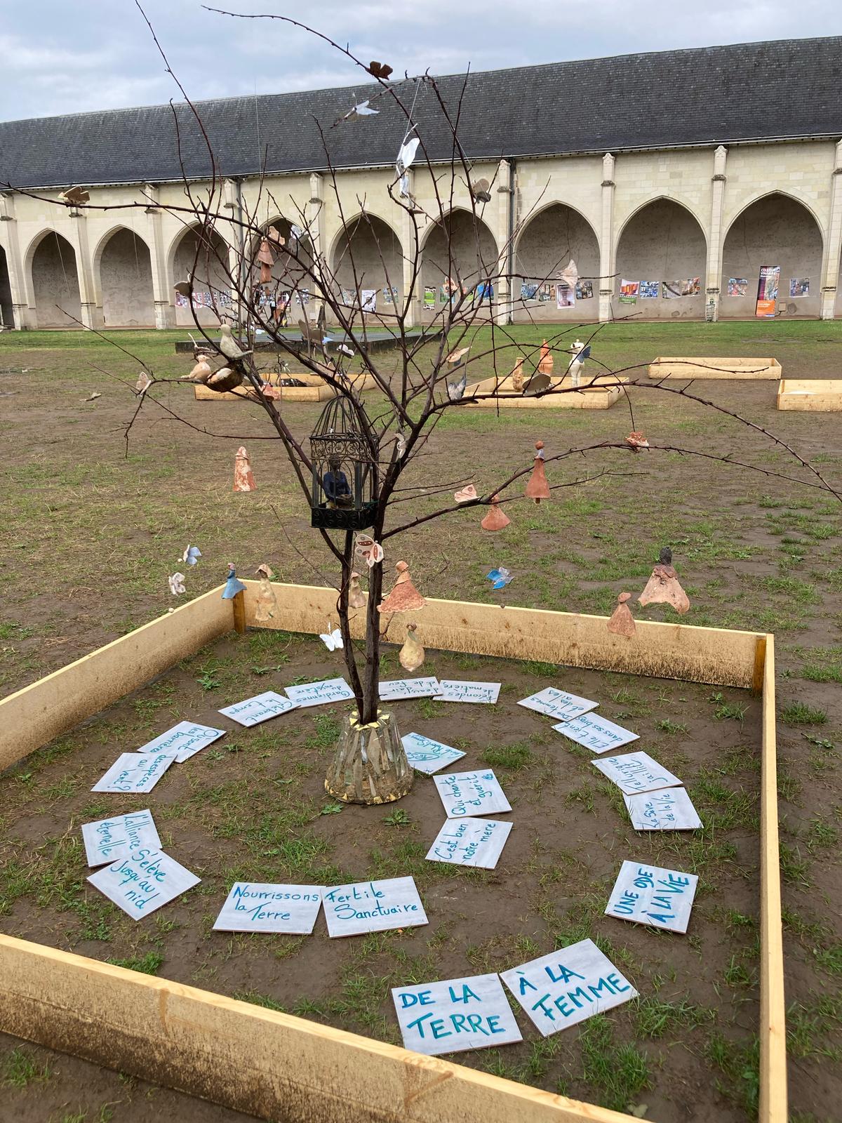 De la Terre à la Femme
Une Ode à La Vie